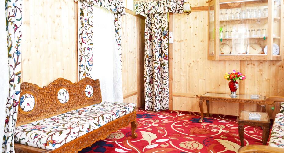 New White House Houseboat, Srinagar 4